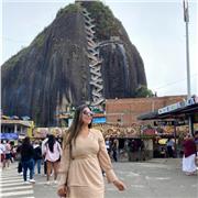 Profesora de ciencias sociales y ciencias naturales para la edad escolar hasta bachillerato